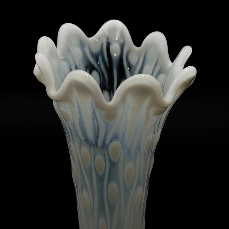 Vase Northwood Antique blanc opalescent, tronc d'arbre, verre basculé, début des années 1900 image 6