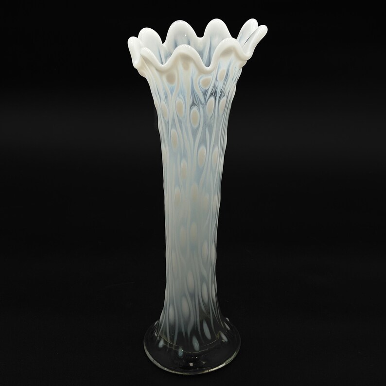 Vase Northwood Antique blanc opalescent, tronc d'arbre, verre basculé, début des années 1900 image 2