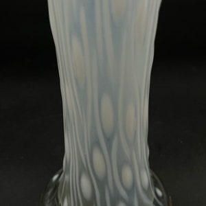 Vase Northwood Antique blanc opalescent, tronc d'arbre, verre basculé, début des années 1900 image 4