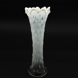 Vase Northwood Antique blanc opalescent, tronc d'arbre, verre basculé, début des années 1900 image 3