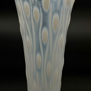 Vase Northwood Antique blanc opalescent, tronc d'arbre, verre basculé, début des années 1900 image 5