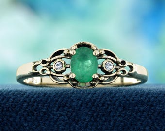 Smaragd und weißer Saphir Vintage Stil Ring in 9Kt Gelbgold