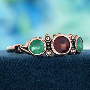 Anillo de granate natural y esmeralda / Filigrana estilo vintage de 3 piedras / Joyería de oro rosa macizo de 9 quilates