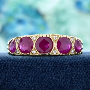 Anillo de oro amarillo macizo de 14 quilates con rubíes y diamantes, estilo vintage, con cinco piedras.
