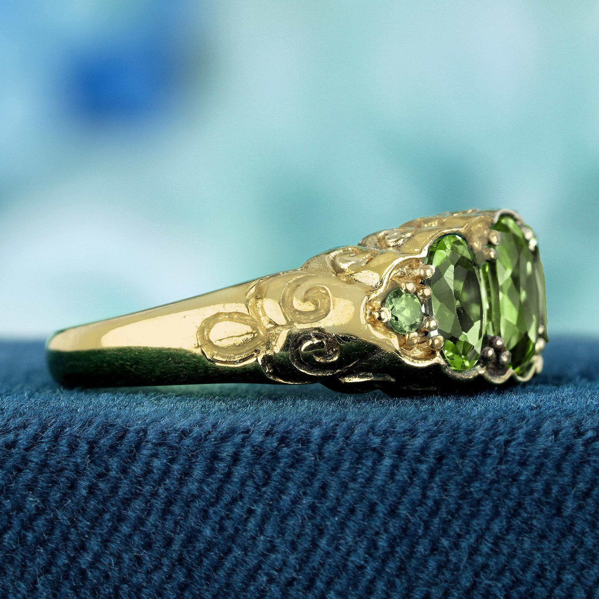 Vintage Style Peridot Ring, 9K Yellow Gold Three Stone  display picture 1