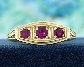 14Kイエローゴールド製、天然ルビー使用、ヴィンテージスタイルのスリーストーン透かし彫りリング