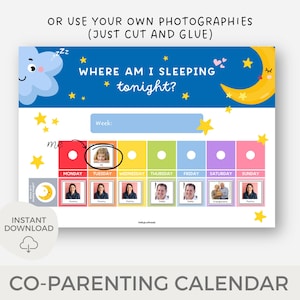 Pu&ograve; includere: Un calendario di co-genitorialit&agrave; colorato con sfondo blu e stelle. Il calendario ha uno spazio per la foto di un bambino e una sezione per ogni giorno della settimana. Il testo "Dove dormo stasera?" &egrave; in cima al calendario.