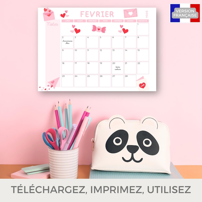 Puede incluir: Un calendario rosa de febrero de 2024 con ilustraciones de corazones y sobres. Un neceser blanco con forma de panda, l&aacute;pices, tijeras y un portal&aacute;pices est&aacute;n en primer plano. El texto "DESCARGA, IMPRIME, UTILIZA" est&aacute; en la parte inferior.