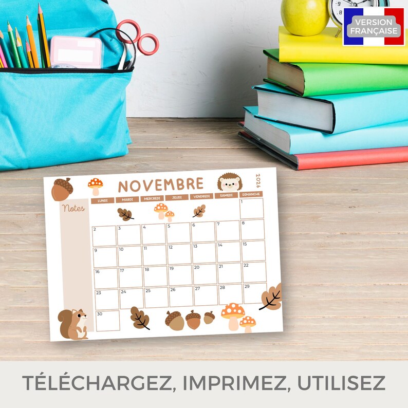 Puede incluir: Un calendario de noviembre de 2024 con fondo beige, con ilustraciones de bellotas, setas y una ardilla. El calendario est&aacute; sobre una superficie de madera, con una mochila azul y libros en el fondo. El texto "NOVEMBRE" es visible.