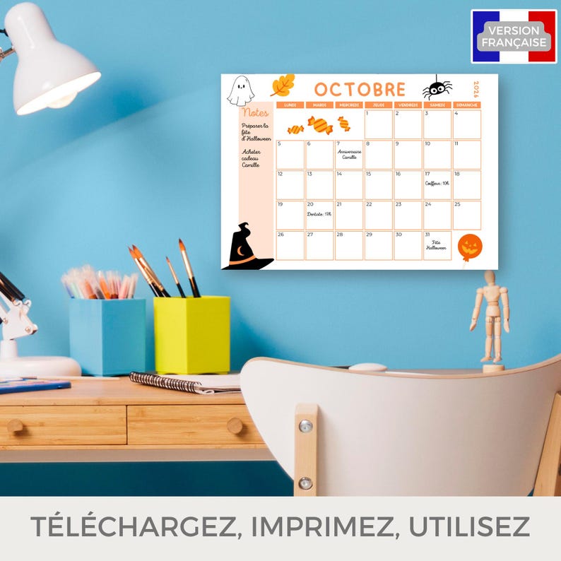 Puede incluir: Un calendario de octubre con tem&aacute;tica de Halloween con texto e ilustraciones en naranja y blanco. El calendario incluye un sombrero de bruja, un fantasma, una ara&ntilde;a y gr&aacute;ficos de caramelos. El texto "OCTOBRE" est&aacute; en la parte superior.