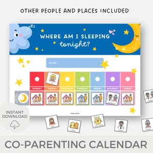 Pu&ograve; includere: Un calendario di co-genitorialit&agrave; colorato con sfondo blu e stelle. Il calendario ha uno spazio per ogni giorno della settimana e include icone per diverse localit&agrave;, come "Casa della mamma" e "Casa del pap&agrave;". Il testo "WHERE AM I SLEEPING tonight?" &egrave; in cima al calendario.