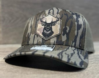 Richardson Trucker Hat – White Tail Buck Camo Hunting Cap (Mossy Oak Bottomland)
