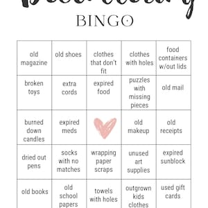 Könnte beinhalten: Ein schwarz-weißes Decluttering-Bingo-Spiel. Der Titel "Decluttering" ist in einer Schreibschrift und "BINGO" in Blockbuchstaben gehalten. Das Bingo-Brett hat 25 Felder mit Aufgaben wie "alte Schuhe" und "abgelaufene Lebensmittel".