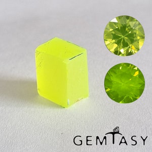 以下が含まれることがあります： 鮮やかな黄緑色の宝石の立方体と、2つの丸いカットの宝石。 宝石は鮮やかなライムグリーン色です。 画像の下部には「GEMTASY」のロゴがあります。