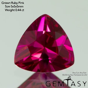 Può includere: Un rubino rosa coltivato, sfaccettato e triangolare. La gemma misura 5x5x5mm e pesa 0,44 ct. L'immagine include il testo "Grown Ruby Pink, Size 5x5x5mm, Weight 0.44 ct" e il logo Gemtasy.