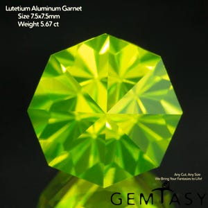 Könnte beinhalten: Ein facettierter, limettengrüner Lutetium-Aluminium-Granat-Edelstein. Der Edelstein ist ca. 7,5 mm x 7,5 mm groß und wiegt 5,67 ct. Das Bild enthält den Text "Any Cut, Any Size We Bring Your Fantasies to Life!" und das Logo "GEMTASY".