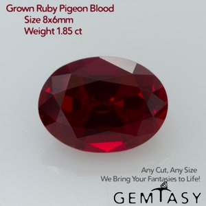 以下が含まれることがあります： 「ピジョンブラッド」として知られる、深紅色のオーバル型のルビーの宝石。重量は1.85カラット、サイズは8mm×6mm。宝石はファセットカットされており、高い光沢があります。画像には、「Grown Ruby Pigeon Blood」、「Size 8x6mm」、「Weight 1.85 ct」、「Any Cut, Any Size」、「We Bring Your Fantasies to Life!」、「GEMTASY」のテキストが表示されています。