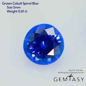 Può includere: Una gemma di spinello di cobalto blu vibrante, che misura 5 mm di dimensione e pesa 0,61 carati. La gemma è tagliata a forma rotonda e ha una lucentezza brillante.