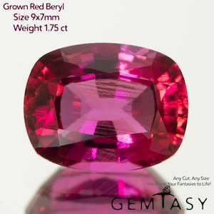 Może przedstawiać: Żywy, hodowany czerwony beryl o szlifie poduszkowym. Kamień mierzy 9x7mm i waży 1,75 ct. Obraz zawiera tekst "Grown Red Beryl, Size 9x7mm, Weight 1.75 ct" i "GEMTASY".