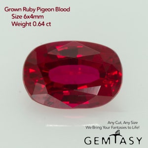 Può includere: Una vibrante gemma di rubino taglio ovale con una tonalità rosso intenso. L'immagine include testo che indica che il rubino è di 6x4 mm e pesa 0,64 ct. Il testo menziona anche "Grown Ruby Pigeon Blood". La gemma è su sfondo bianco.
