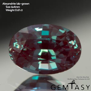 Può includere: Una gemma di alessandrite coltivata in laboratorio, di forma ovale. La gemma è di un colore bordeaux intenso con riflessi turchese e verdi. Misura 6x4mm e pesa 0,61 ct. L'immagine include il testo "Any Cut, Any Size We Bring Your Fantasies to Life!" e "GEMTASY".