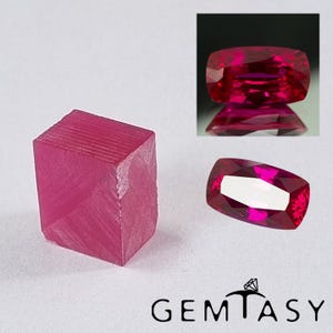 Op de afbeelding: Een ruw, rechthoekig blok van felroze materiaal met zichtbare strepen naast twee gefacetteerde, kussengeslepen, dieprode edelstenen. De tekst GEMTASY staat onderaan gedrukt met een klein diamantsymbool boven de letter M.