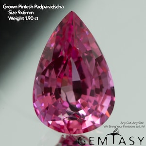 Może przedstawiać: Szlifowany w kształcie gruszki różowawy kamień szlachetny padparadscha o fasetowanej powierzchni. Tekst na obrazie brzmi: Grown Pinkish Padparadscha, Size 9x6mm, Weight 1.90 ct, Any Cut, Any Size We Bring Your Fantasies to Life! oraz nazwa marki GEMTASY.