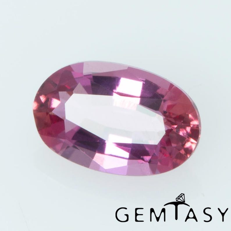 Pierre Beryl Rouge (Bixbyte) Hydrothermale 8x10mm IF/VVS 1,70 Carats - Créée En Labo