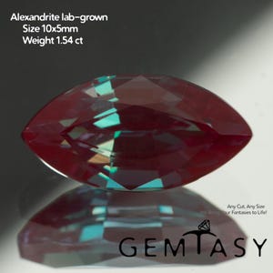 Può includere: Una gemma di alessandrite coltivata in laboratorio con taglio a marquise. La gemma è di un colore bordeaux intenso con lampi di verde acqua. Il testo recita: Alessandrite coltivata in laboratorio, Dimensione 10x5mm, Peso 1,54 ct.