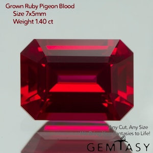 Può includere: Una vibrante gemma di rubino a taglio rettangolare con una tonalità rosso intenso. La gemma è etichettata come "Grown Ruby Pigeon Blood", con dimensioni di 7x5mm e un peso di 1,40 ct. L'immagine include anche il testo "Any Cut, Any Size" e "We Bring Your Fantasies to Life!"