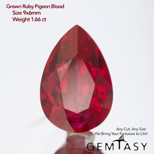 以下が含まれることがあります： 鮮やかな赤色の、ペアシェイプのルビーの宝石。画像には「Grown Ruby Pigeon Blood、サイズ9x6mm、重量1.66 ct」と書かれています。白い背景に宝石が配置されています。「Any Cut, Any Size, We Bring Your Fantasies to Life!」というテキストと「GEMTASY」のロゴも含まれています。