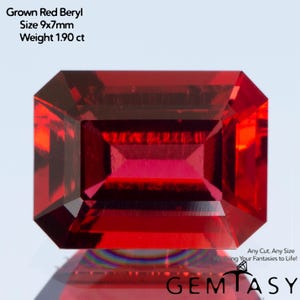Może przedstawiać: Prostokątny, fasetowany czerwony beryl o żywym karmazynowym odcieniu. Tekst głosi: Grown Red Beryl, Size 9x7mm, Weight 1.90 ct, Any Cut, Any Size We Bring Your Fantasies to Life! oraz GEMTASY.