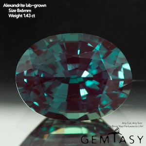 Può includere: Una gemma di alessandrite coltivata in laboratorio, taglio ovale. La gemma è verde acqua e viola con una superficie sfaccettata. Il testo sull'immagine recita: Alessandrite coltivata in laboratorio, Dimensione 8x6mm, Peso 1,43 ct.