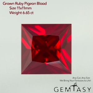 Może przedstawiać: Czerwony rubin o kwadratowym kształcie, znany jako "Pigeon Blood", o wymiarach 11x11 mm i wadze 6,65 karatów. Kamień szlachetny umieszczony jest na białym tle.