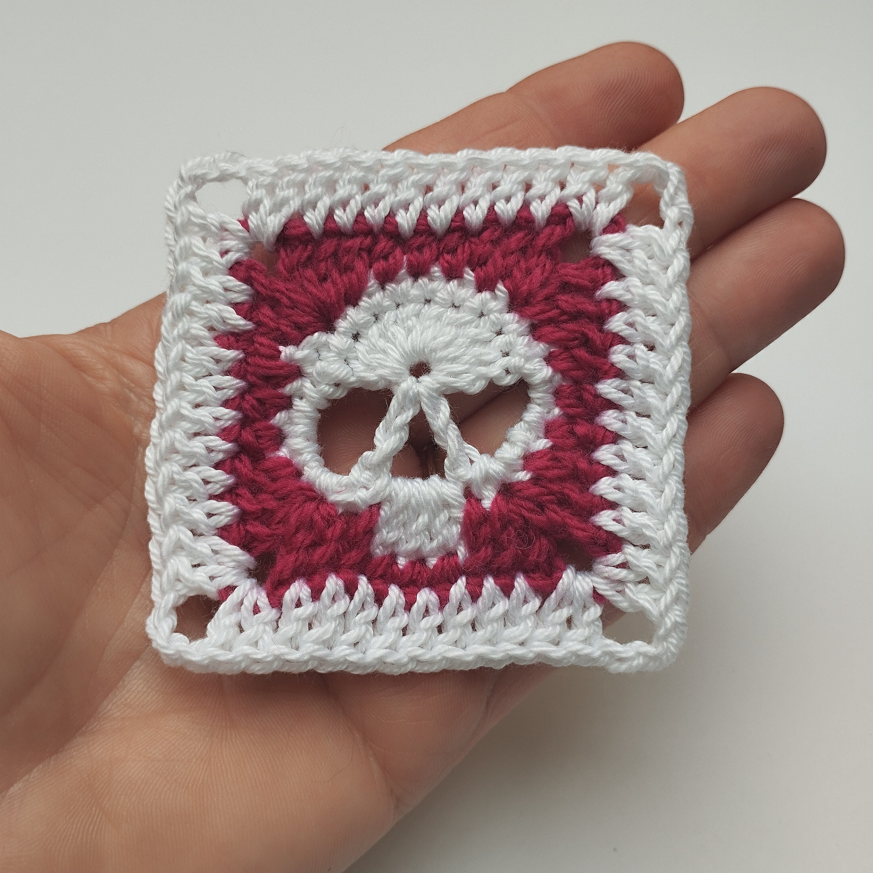 Skull Granny Square Crochet Pattern, Halloween Decor Tutorial
