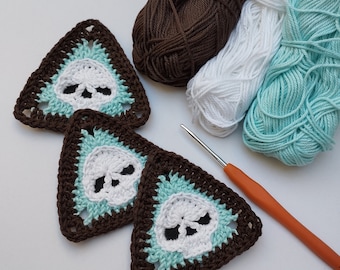 Renew the basic skull crochet granny square with the new Skull Cochet Triangle