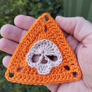 Rinnova il basic Grandma Square con teschio all'uncinetto con il nuovo Skull Cochet Triangle