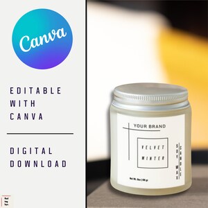 Könnte beinhalten: Ein weißes Kerzengefäß mit einem silbernen Deckel. Das Etikett lautet "YOUR BRAND", "VELVET WINTER" und "SOY CANDLE WAX".