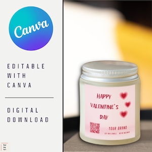 Puede incluir: Un tarro de vela blanco con una etiqueta rosa que dice "Happy Valentine's Day". La etiqueta también tiene tres corazones rosas y un código QR. El texto "Your Brand" está en la parte inferior de la etiqueta.