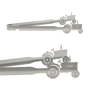 Könnte beinhalten: Zwei Paare silberfarbener Metallzangen mit Traktoraussparungen. Die Zangen sind mit einer Traktorsilhouette am Ende jedes Griffs versehen. Die Zangen werden vor weißem Hintergrund gezeigt.