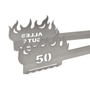 Peut inclure: Pince à barbecue en acier inoxydable avec un motif de flamme aux extrémités. Le chiffre "50" est découpé à une extrémité et le texte "VALLES CUTE" à l'autre. Sur fond blanc.
