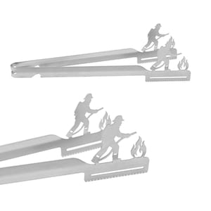Könnte beinhalten: Grillzange aus Edelstahl mit einem Feuerwehr-Silhouette-Design. Die Zange hat eine gezahnte Kante und einen Ausschnitt eines Feuerwehrmanns, der ein Feuer löscht. Das Design wiederholt sich auf beiden Zangen.