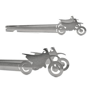 Può includere: Due pinze a forma di motocicletta in acciaio inossidabile. Le pinze presentano una silhouette dettagliata di una moto da cross. Il design è ripetuto sulla seconda coppia di pinze. Le pinze sono progettate per servire il cibo.