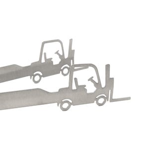 Könnte beinhalten: Zwei Metallzangen mit Gabelstapler-Design. Die Zangen sind silberfarben und haben auf jeder Seite eine ausgeschnittene Silhouette eines Gabelstaplers. Das Design ist schlicht und modern, geeignet für Küche oder Grill.