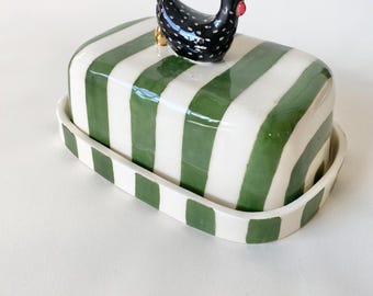 Die Glücksschicht Butterdose | Handgefertigt in Kalifornien | Einweihungsparty Geschenk | Passend für Standard Butter Stick | Spülmaschinenfest Handgezeichnetes Design