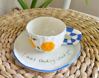 Sweet Orange Wasabi Keramiktasse mit Untertasse, Geburtstagsgeschenk, Weihnachtsgeschenk, handgefertigt in Kalifornien, kundenspezifische Schrift ist verfügbar.