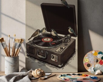Puede incluir: Impresión en lienzo que presenta un tocadiscos vintage con un disco de vinilo y varios pájaros pequeños posados encima. La obra de arte es de estilo retro, con una paleta de colores neutros y un toque de fantasía. Pinceles y una paleta en primer plano.