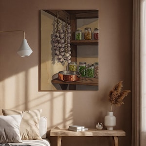 Könnte beinhalten: Ein rustikales Gemälde zeigt eine Küchenszene mit einem Kupfertopf, Einmachgläsern und hängendem Knoblauch. Das Kunstwerk zeigt ein Holzregal und eine warme Farbpalette, die eine gemütliche, Vintage-Ästhetik hervorruft. Das Gemälde ist ein Stillleben.