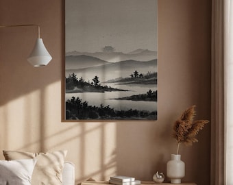 Puede incluir: Pintura de paisaje enmarcada en tonos grises y negros. La obra representa una escena serena de montañas, un lago y arquitectura asiática tradicional. La pintura está montada en una pared de tonos neutros, creando una estética relajante.