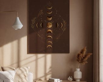 Puede incluir: Un estampado enmarcado con un diseño celestial. Presenta las fases lunares en dorado sobre un fondo marrón oscuro. La obra de arte incluye estrellas y elementos florales, creando una pieza mística y decorativa.
